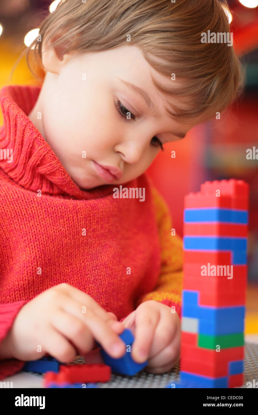Bambina gioca con il costruttore in plastica Foto Stock