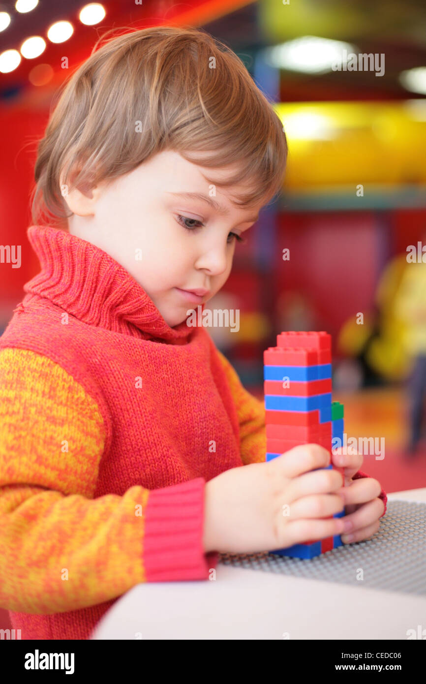 Bambina gioca con il costruttore di plastica nella scuola materna Foto Stock
