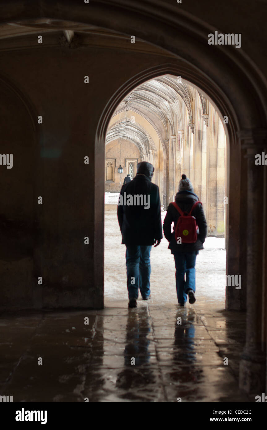 La gente a piedi attraverso il collegio S. Giovanni Chiostri su un inverno la giornata dell'Università di Cambridge, Inghilterra. Foto Stock