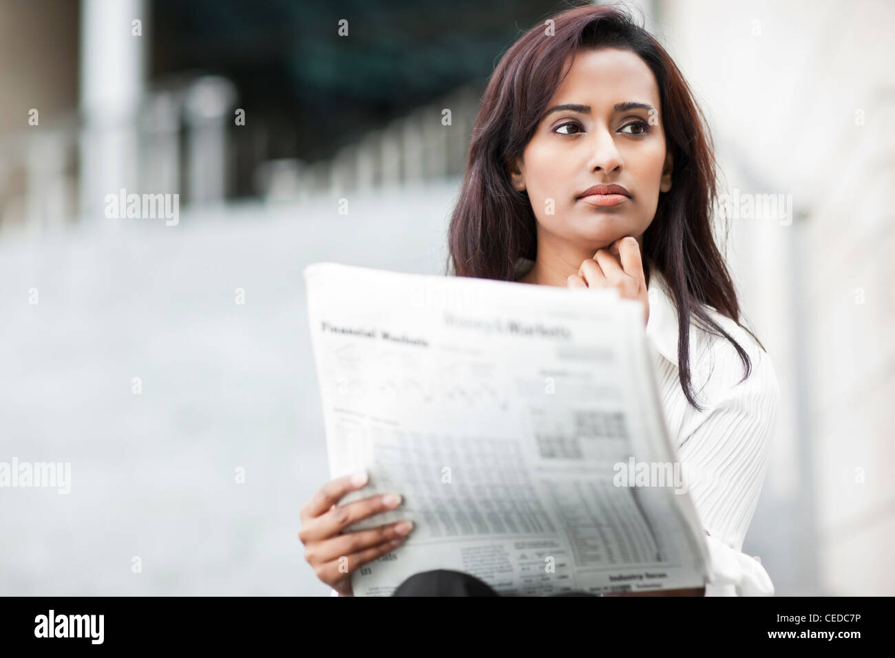 Imprenditrice indiano quotidiano di lettura all'aperto Foto Stock