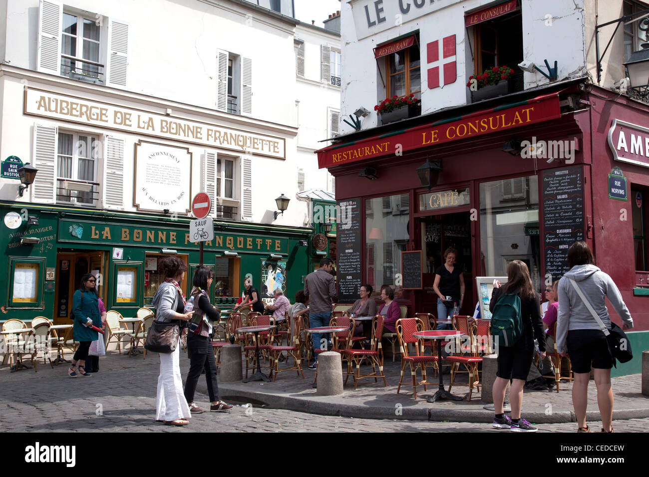 Visitatori di passaggio di un ristorante nel quartiere di Montmartre Parigi Francia Foto Stock