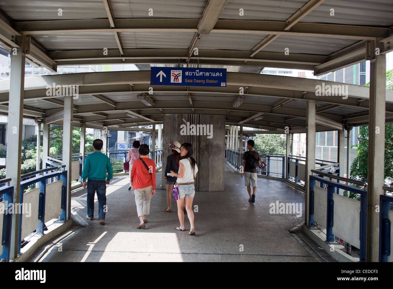 La passerella tra Sala Daeng stazione BTS e MRT Silom Bangkok stazione Foto Stock