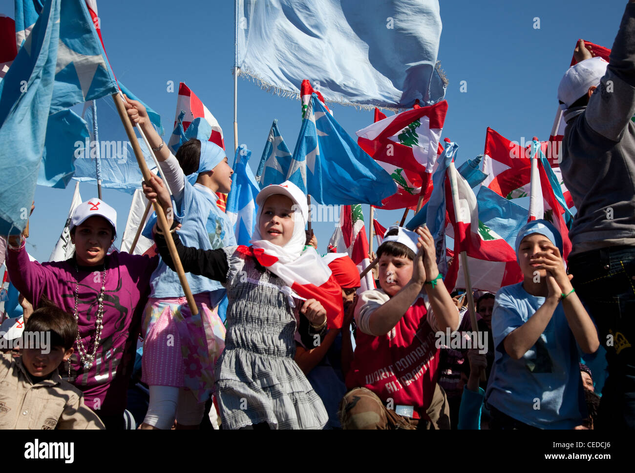 I ragazzi e le ragazze di danza, clap e bandiere di onda a una politica dei rally in Piazza Martiri, Beirut, Libano. Primavera araba Foto Stock