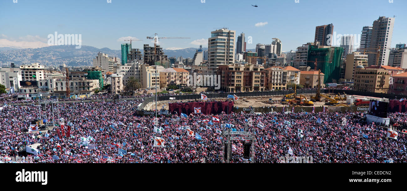 Fino a un massimo di un milione di persone riempire Piazza Martiri a Beirut, in Libano. Montagne innevate si vede oltre il centro torri Foto Stock