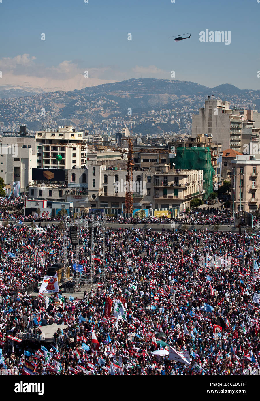 Fino a un massimo di un milione di persone riempire Piazza Martiri a Beirut, in Libano. Montagne innevate si vede oltre il centro torri Foto Stock