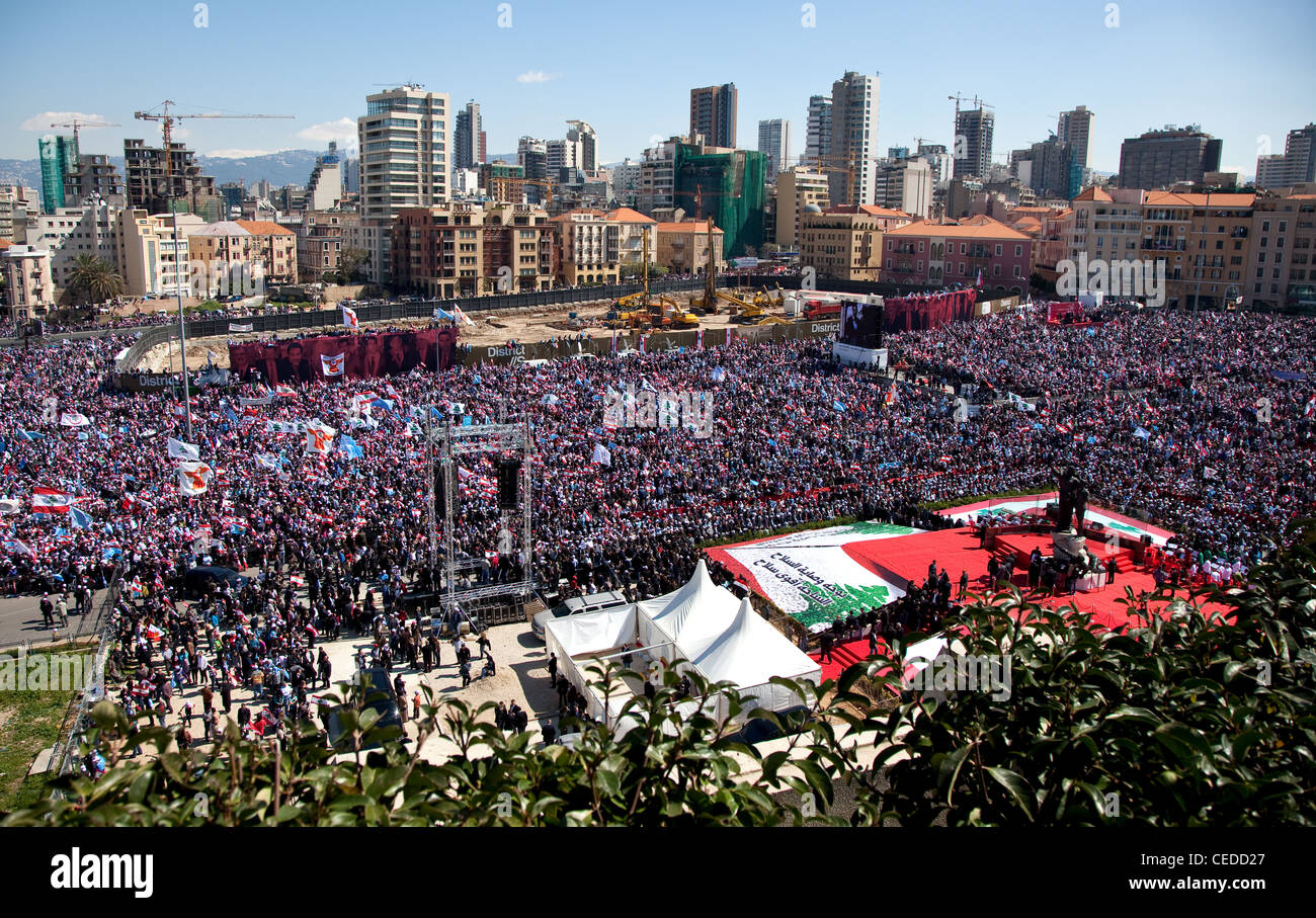 Fino a un massimo di un milione di persone riempire Piazza Martiri a Beirut, in Libano. Il centro torri formano lo sfondo. Foto Stock