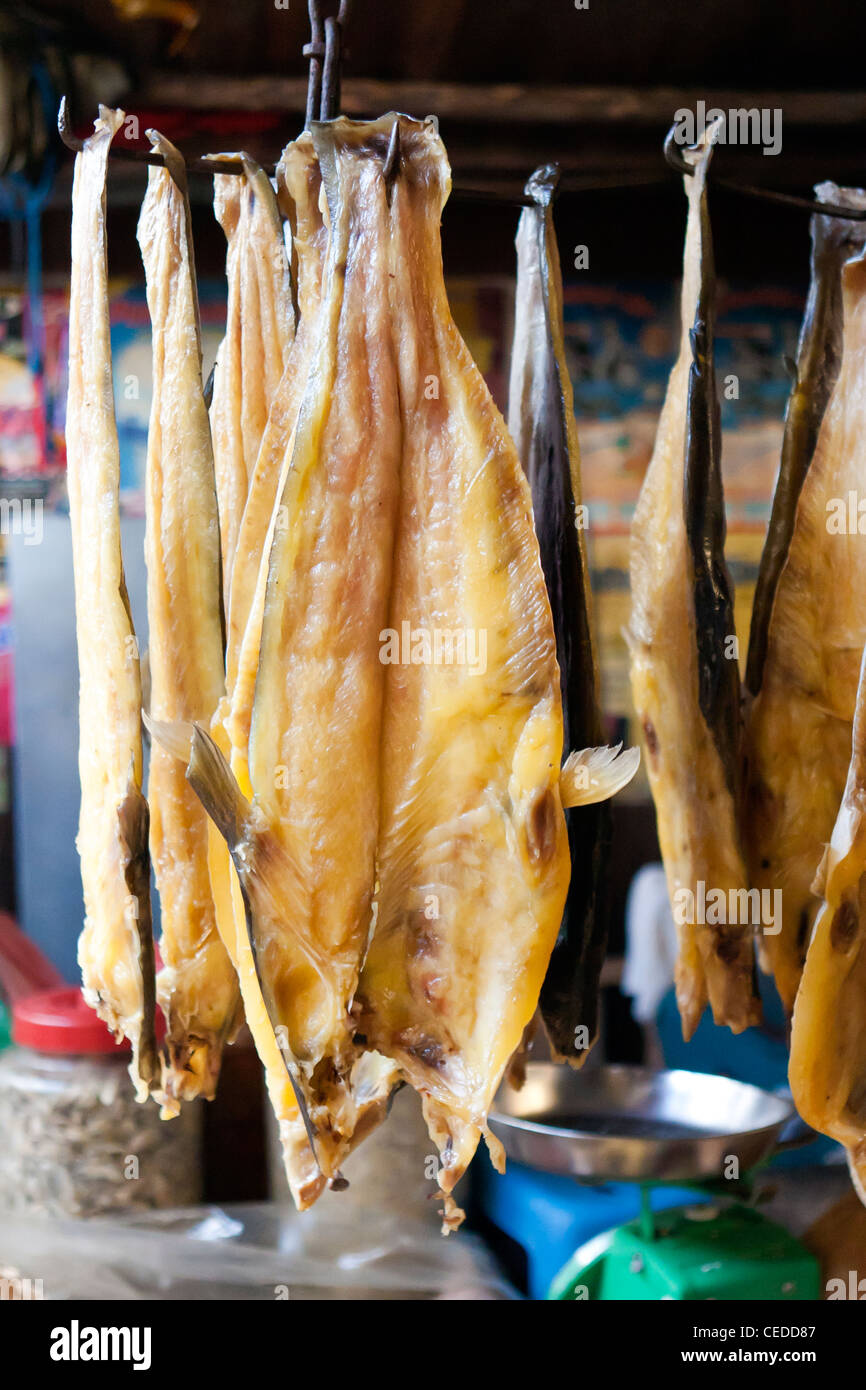 Pesci affumicati per la vendita nel mercato russo, Phnom Penh Cambogia. Foto Stock
