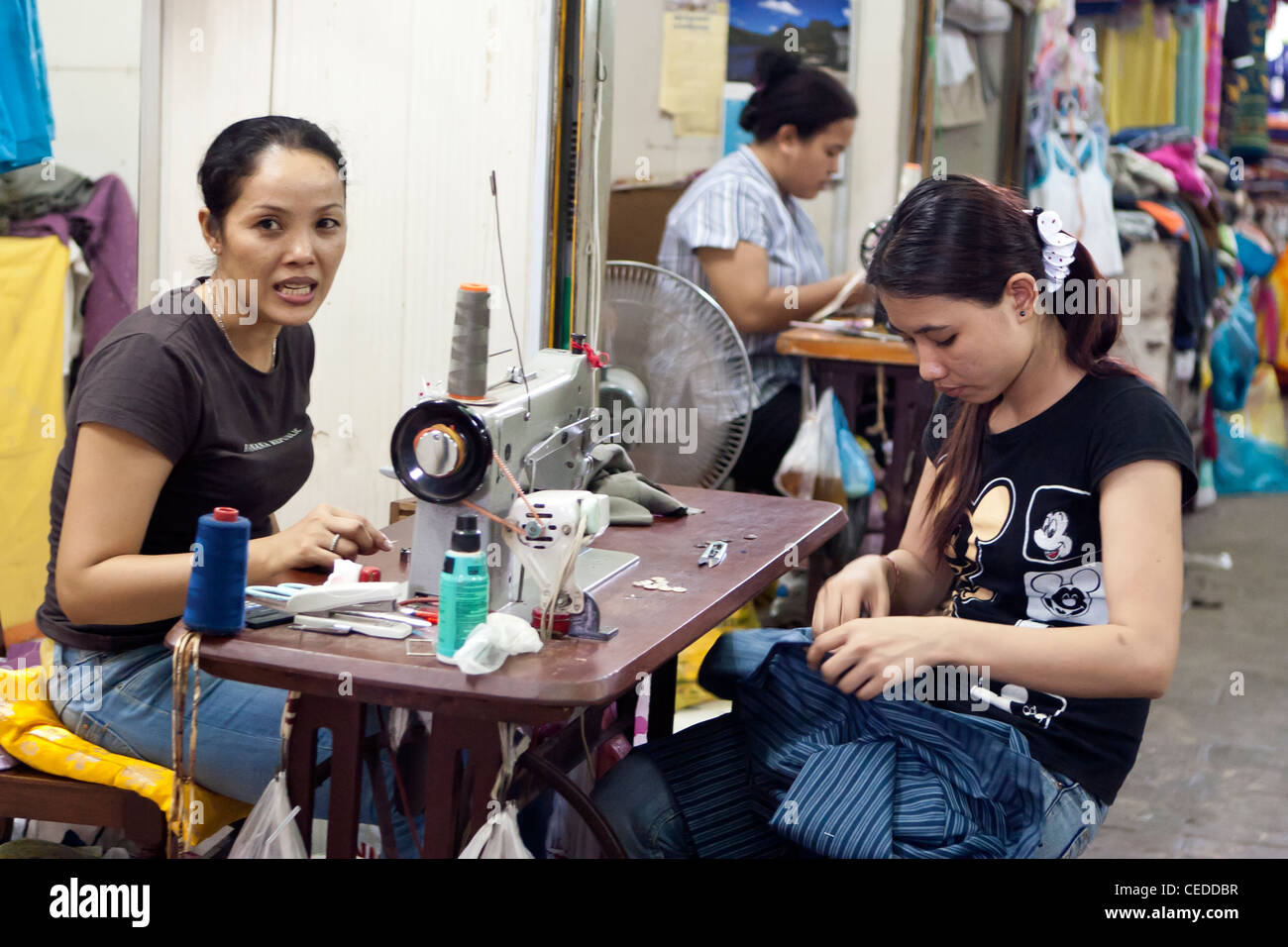 Donne che fanno i vestiti, mercato russo, Phnom Penh Cambogia. Foto Stock