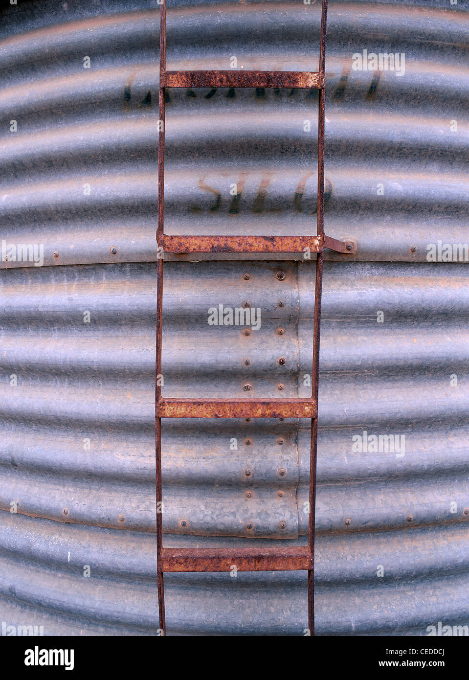 Vecchio silo metallico su outback stazione di pecora, Victoria, Australia Foto Stock