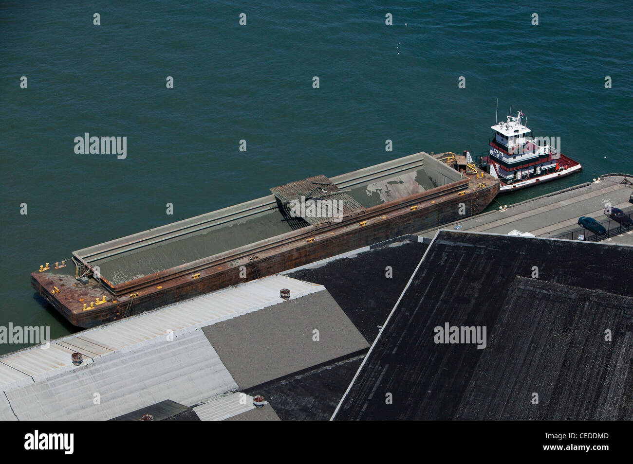 Fotografia aerea della barca di rimorchiatori e di chiatte a San Francisco pier Foto Stock