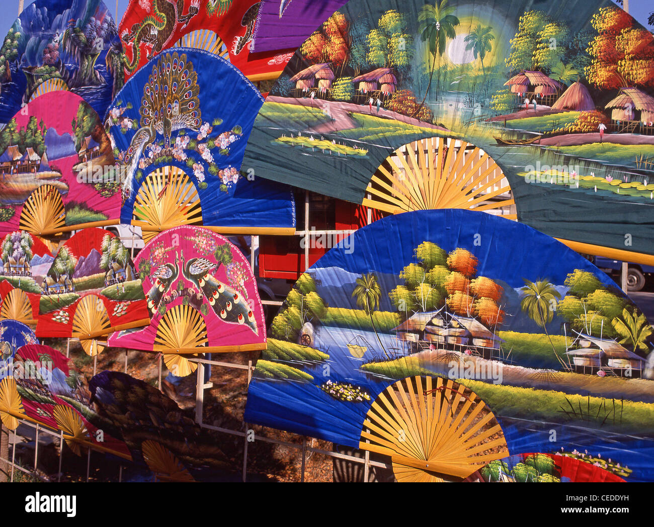 Colorati souvenir display ventilatore nel mercato, Bangkok, Samut Prakan Provincia, Thailandia Foto Stock