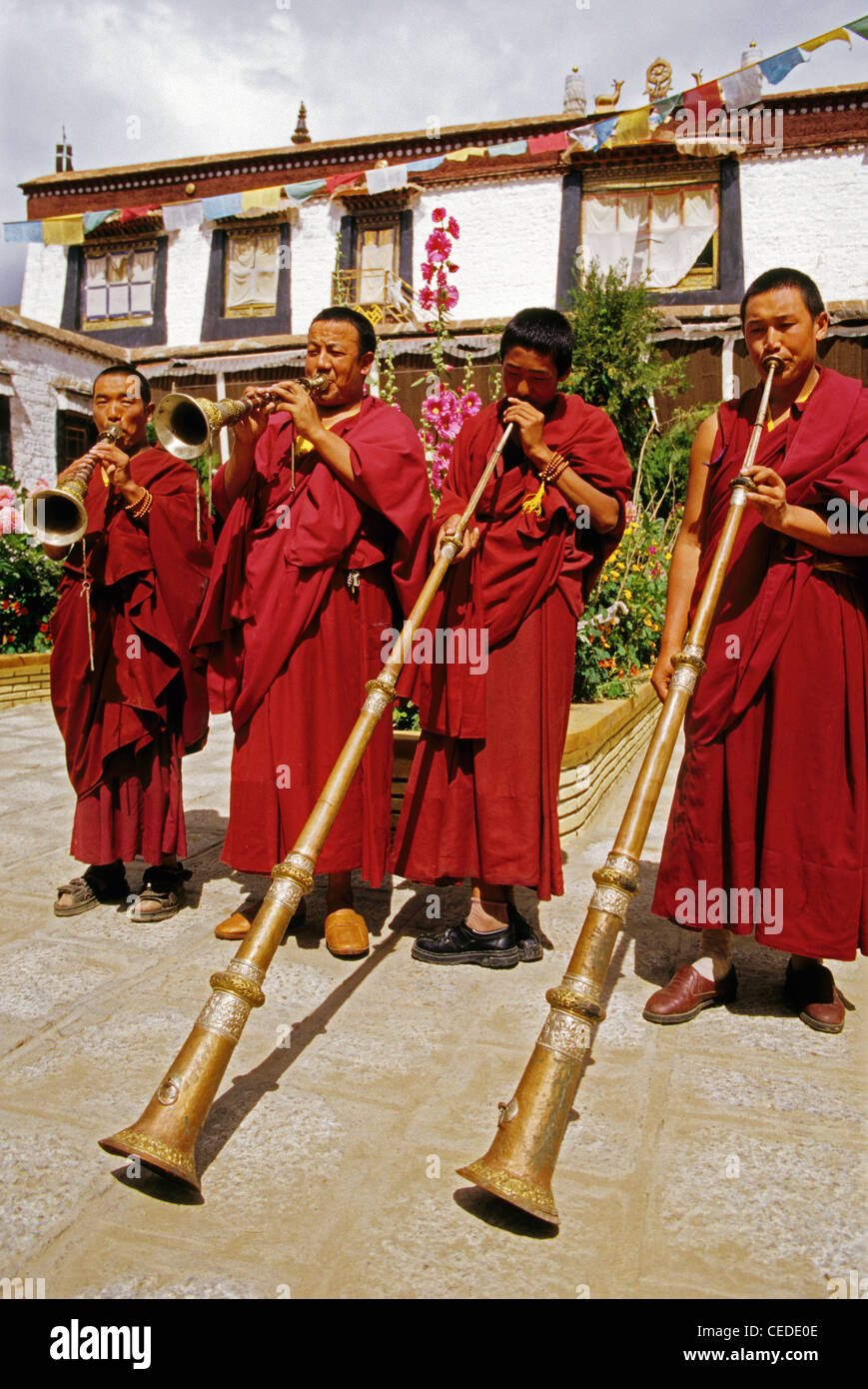 Monaci Tibetani giocando cerimoniale tradizionale musical strumenti a fiato presso il tempio vicino a Lhasa Foto Stock