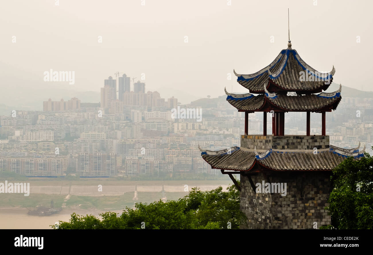Antica pagoda cinese affacciato sul Fiume Yangtze contro un moderno skyline Foto Stock