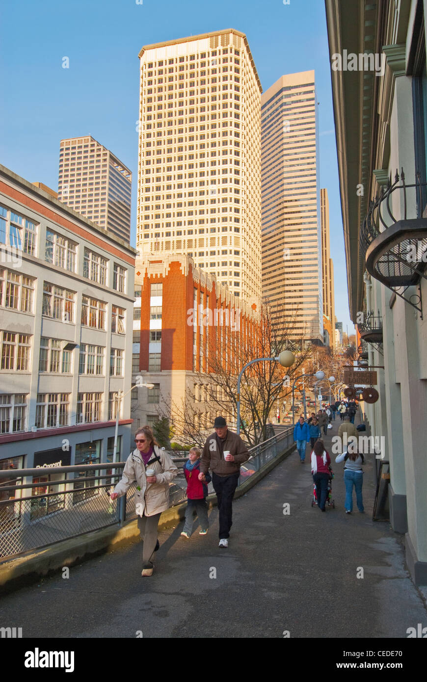 Persone su Marion Street la passerella che conduce a Colman Dock Ferry Terminal e Waterfront Seattle WA USA Foto Stock