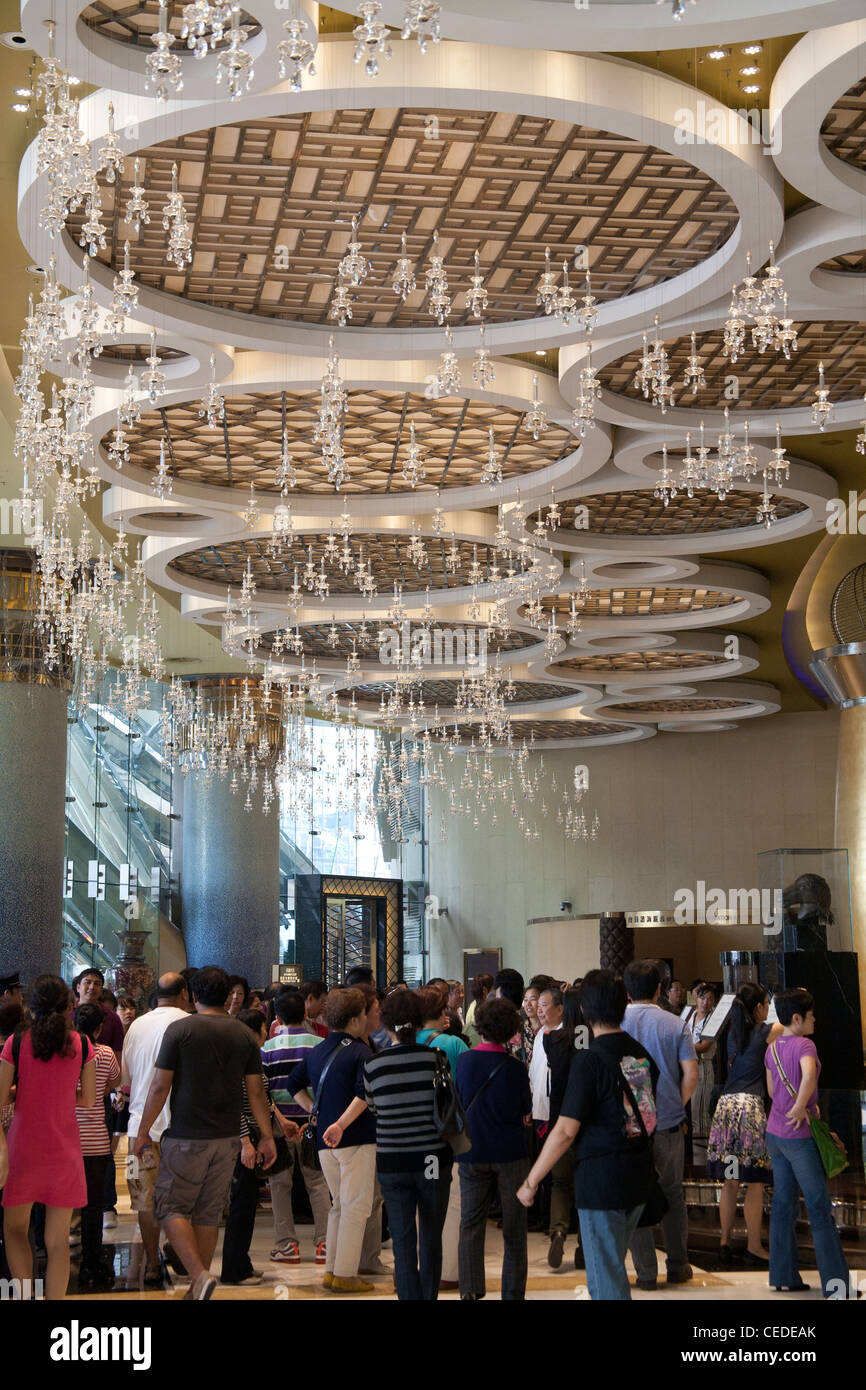 I turisti e gli ospiti nella zona di ricevimento del Grand Lisboa Hotel e Casino, RAS di Macao Cina Foto Stock