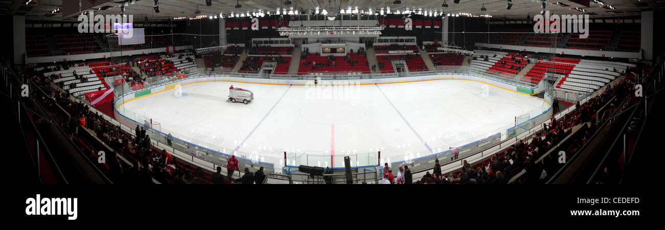 Panorama di hockey stadium con macchina per il ghiaccio resurfacing Foto Stock