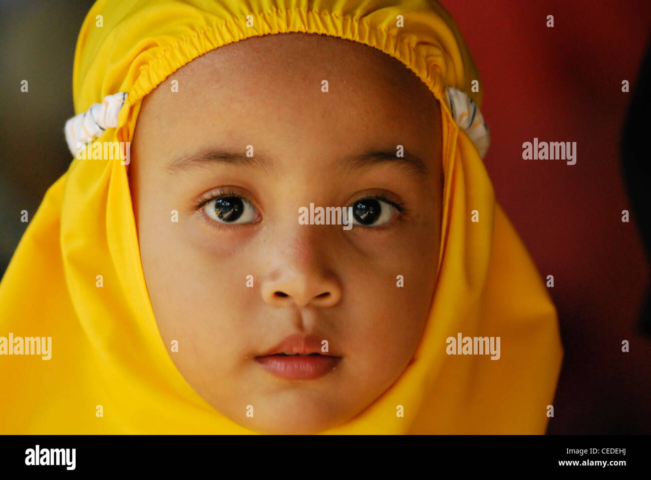 Ritratto di un po' di ragazzina musulmana con un velo Foto Stock