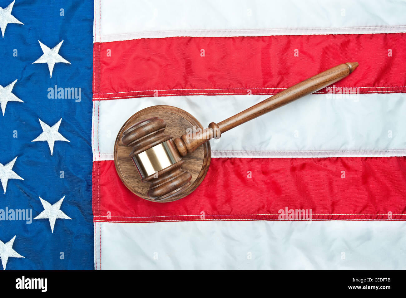 Il martello e il blocco del suono su una bandiera americana che rappresentano il sistema giuridico e di qualsiasi legge inferenza NEGLI STATI UNITI Foto Stock