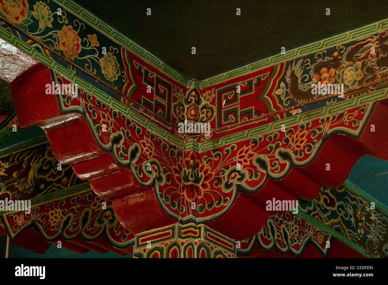 Arte nel monastero Buddista architettura in Sikkim, India - realizzati a mano e porte dipinte Foto Stock