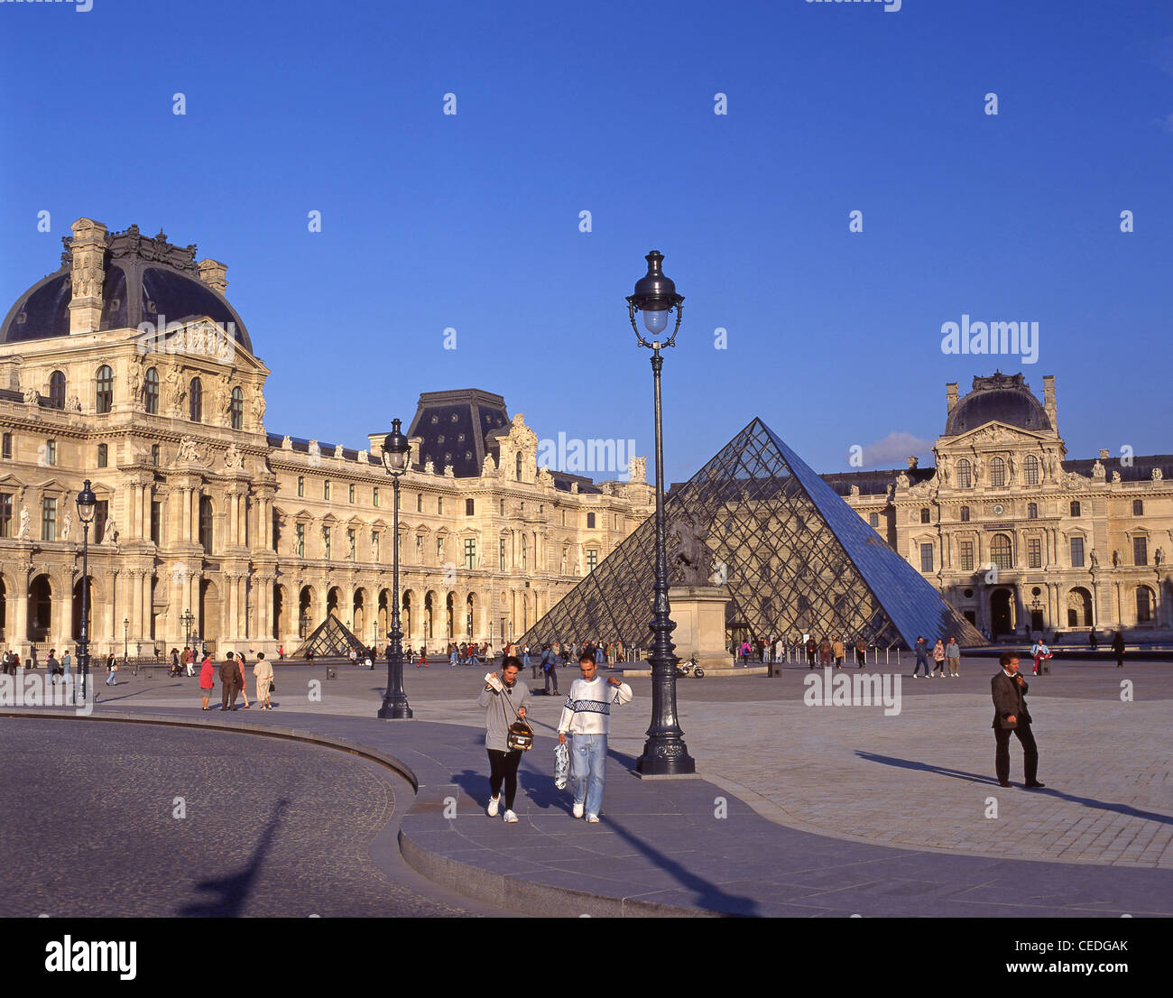 Palazzo del Louvre e la Piramide, Place du giostra, Parigi, Île-de-France, Francia Foto Stock