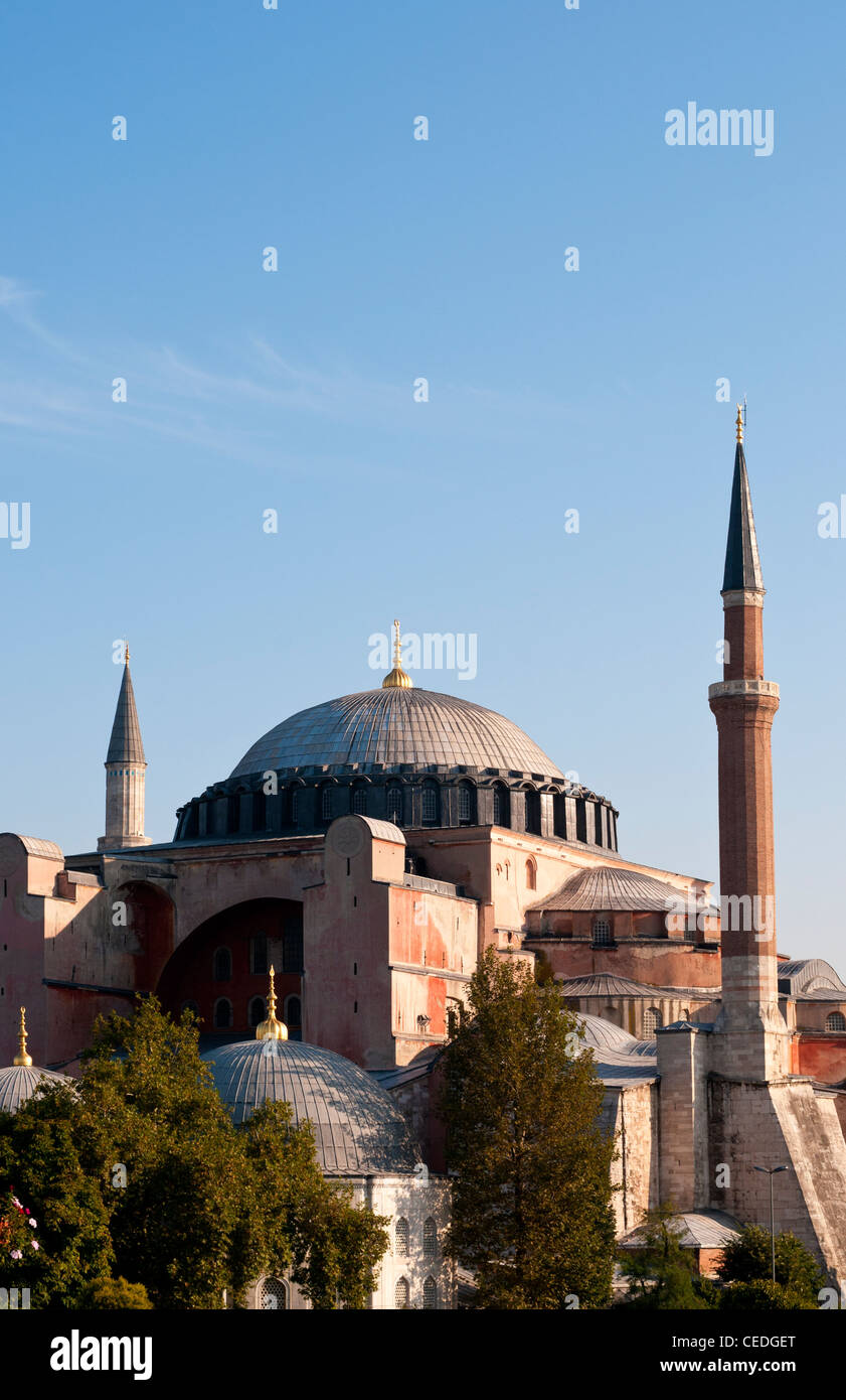 Hagia Sophia (Aya Sofya) basilica visto dalla terrazza sul tetto del Lato Hotel, Sultanahmet, Istanbul, Turchia Foto Stock