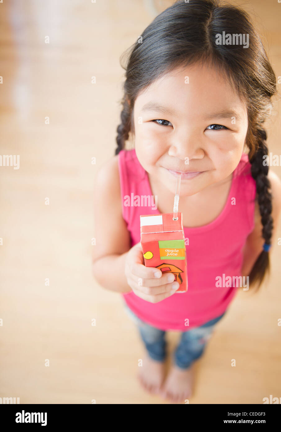 Ragazza coreana di bere succo di frutta box Foto Stock