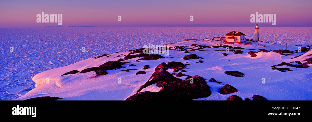 Foto di panorama di Quirpon Island Lighthouse al tramonto in inverno, che si affaccia sul ghiaccio floes sull'Oceano Atlantico in Terranova Foto Stock