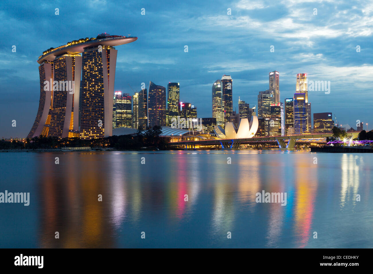 La città di Singapore, Singapore - 3 February, 2012: guardando attraverso il Marina Bay a Singapore il distretto centrale degli affari al crepuscolo. Foto Stock