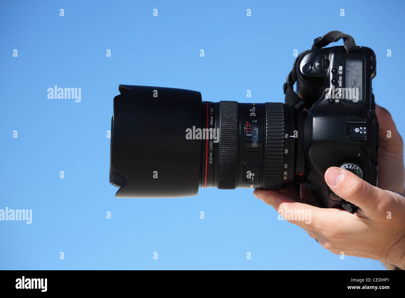 Mani con fotocamera foto su sky Foto Stock