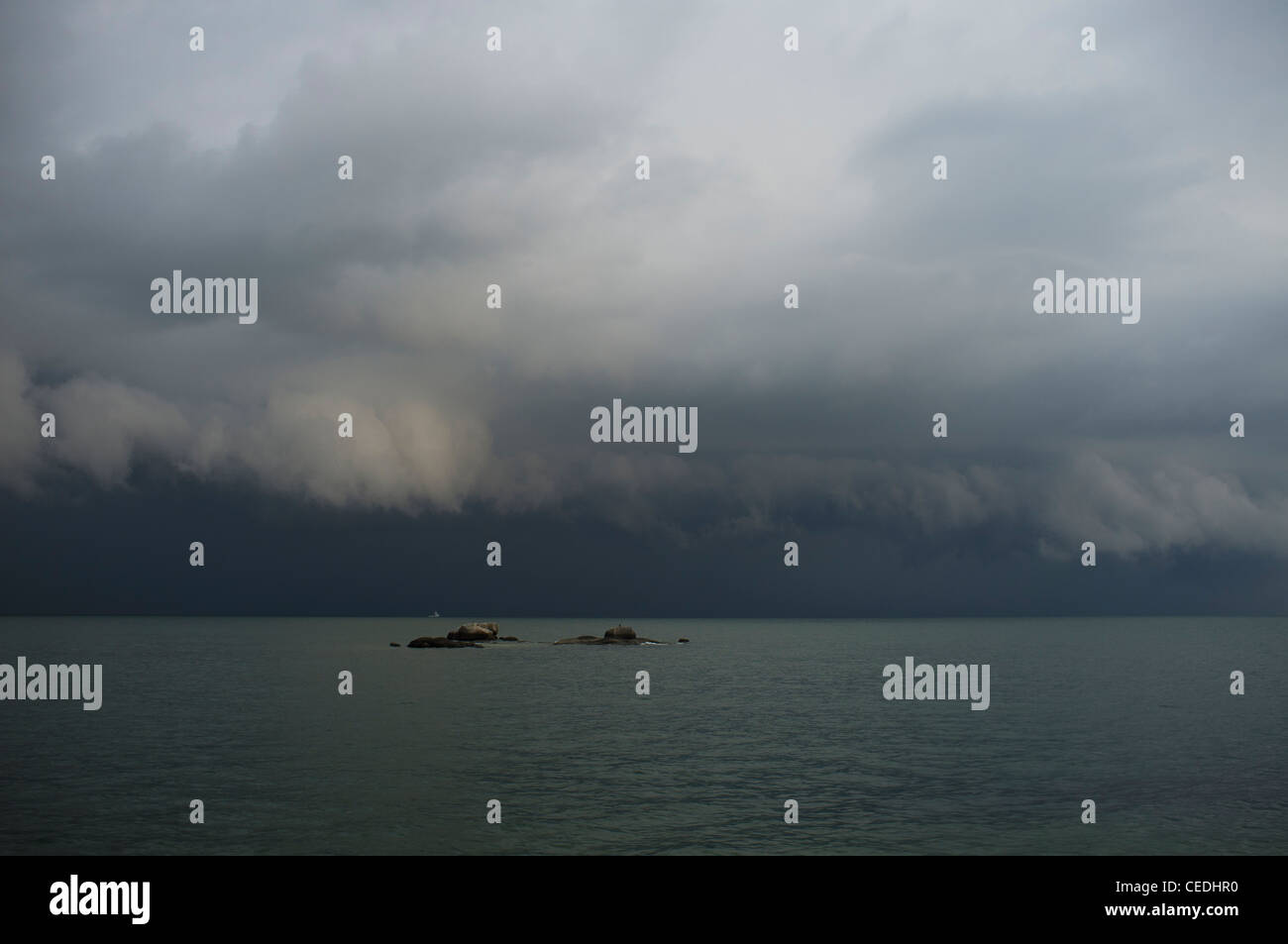 Tempesta tropicale avvicinando l'isola di Pangkpr Laut, Malaysia Foto Stock