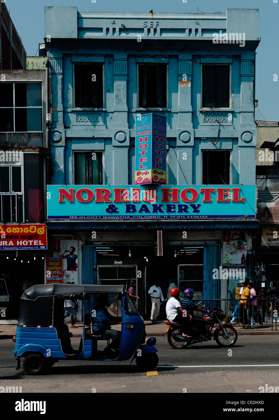 Edificio blu th Norris Hotel e il panificio plus tuk tuk trasporto in Pettah area di mercato di Colombo Sri Lanka,Asia Foto Stock