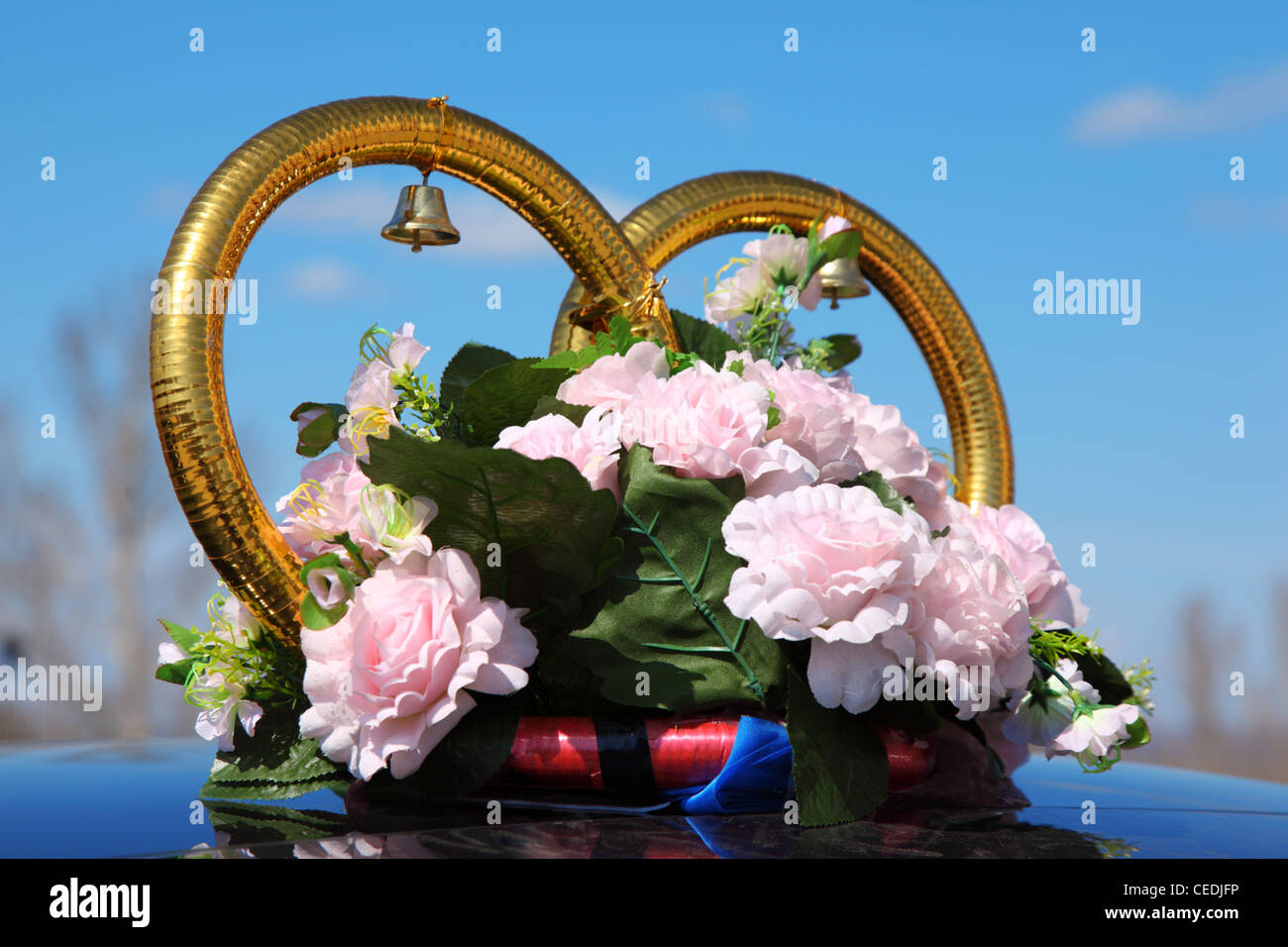 Gli anelli di nozze con bouquet sul tetto del veicolo Foto Stock