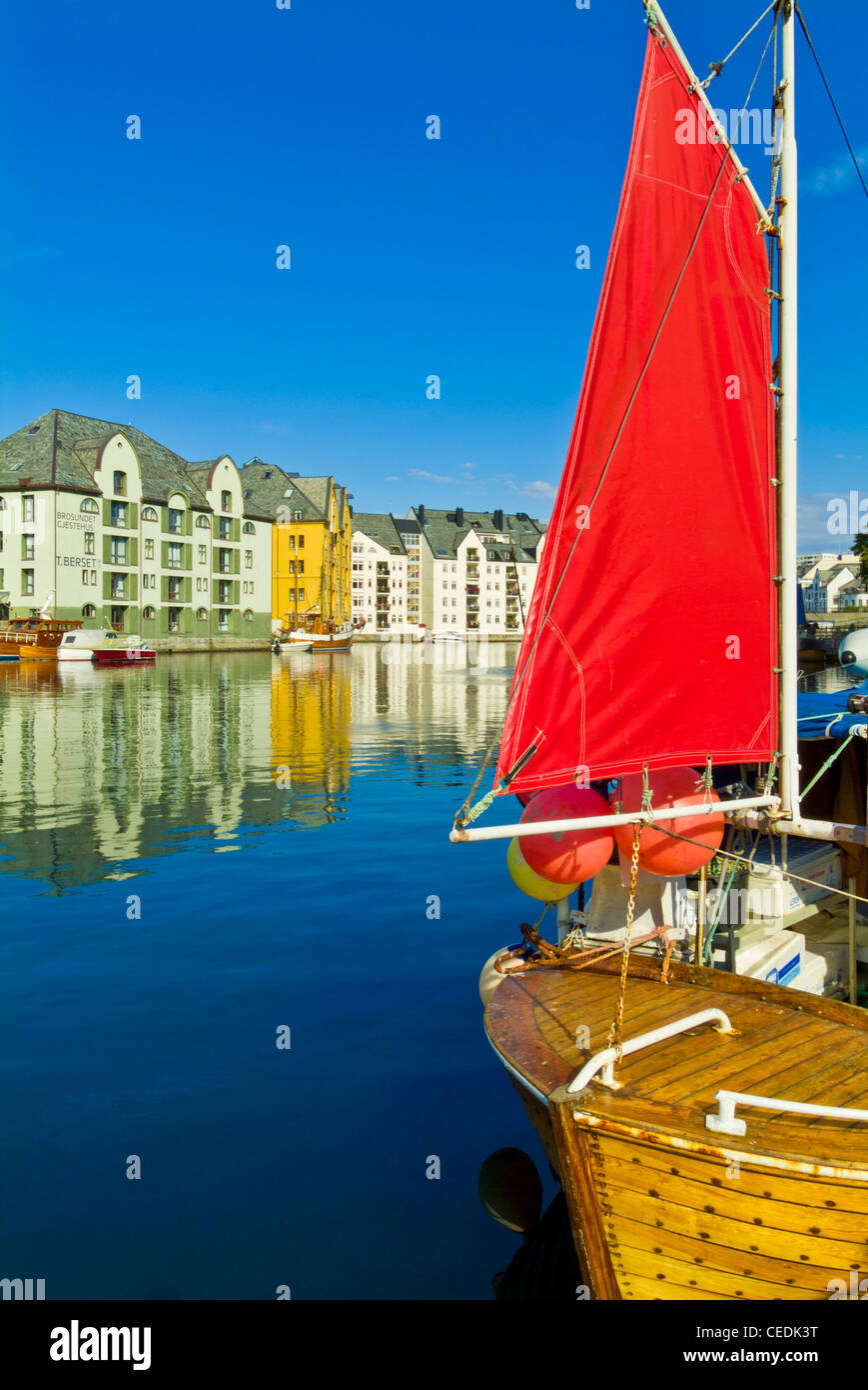 Alesund vela rossa di una tradizionale barca da pesca nel porto interno della città costiera art nouveau di Alesund More e Romsdal Norvegia Foto Stock