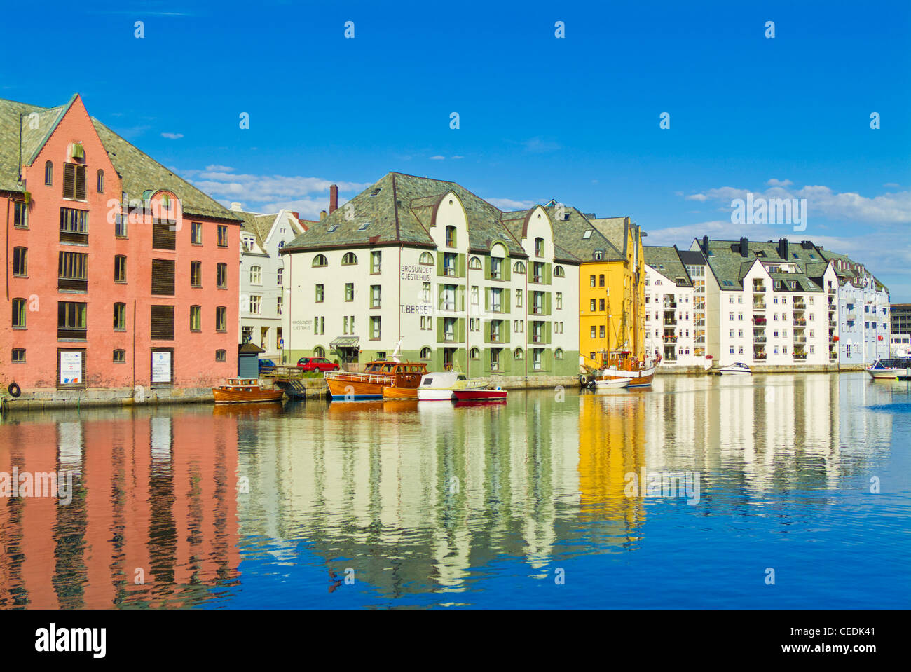 Alesund Norway - Vista del canale di Brosundet Alesund More e Romsdal Norway Europe Foto Stock