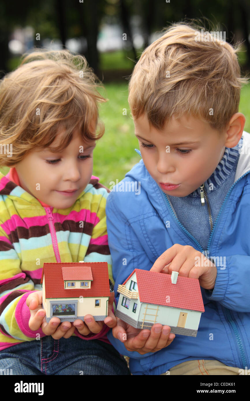 I bambini con il giocattolo piccole case in mani outdoor Foto Stock