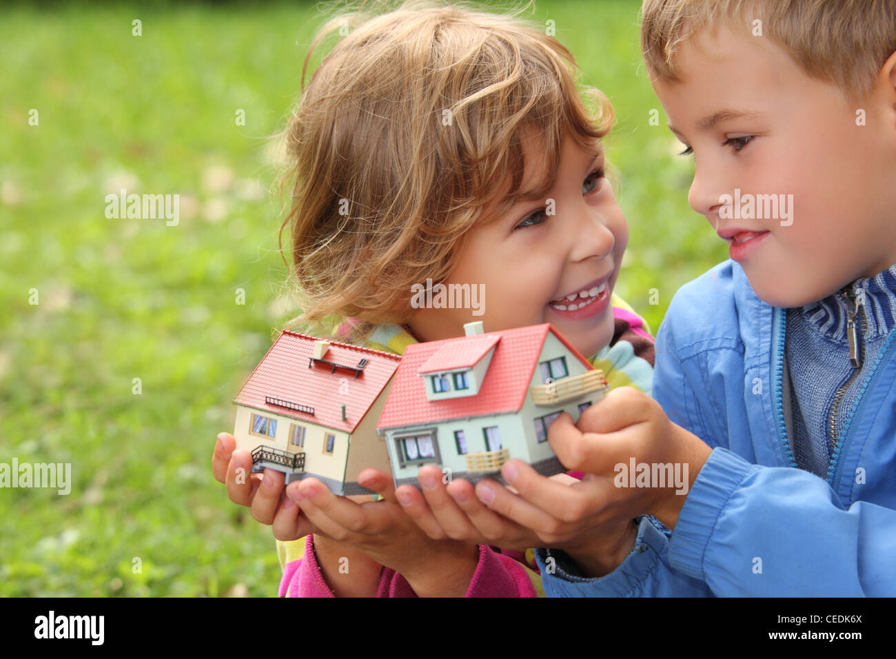 I bambini con il giocattolo piccole case in mani outdoor Foto Stock