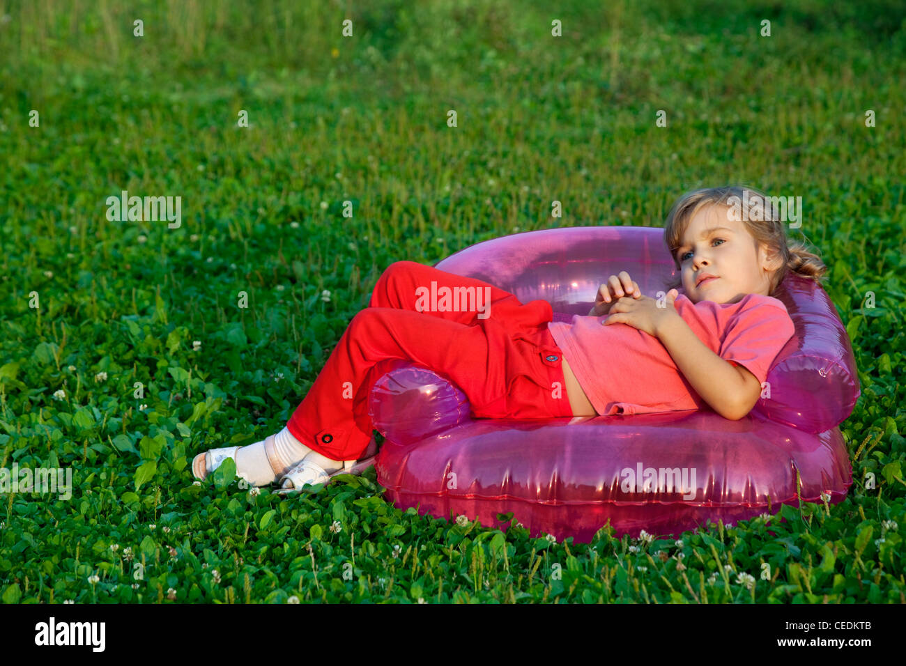 Ragazza guardando il cielo in poltrona gonfiabile Foto Stock