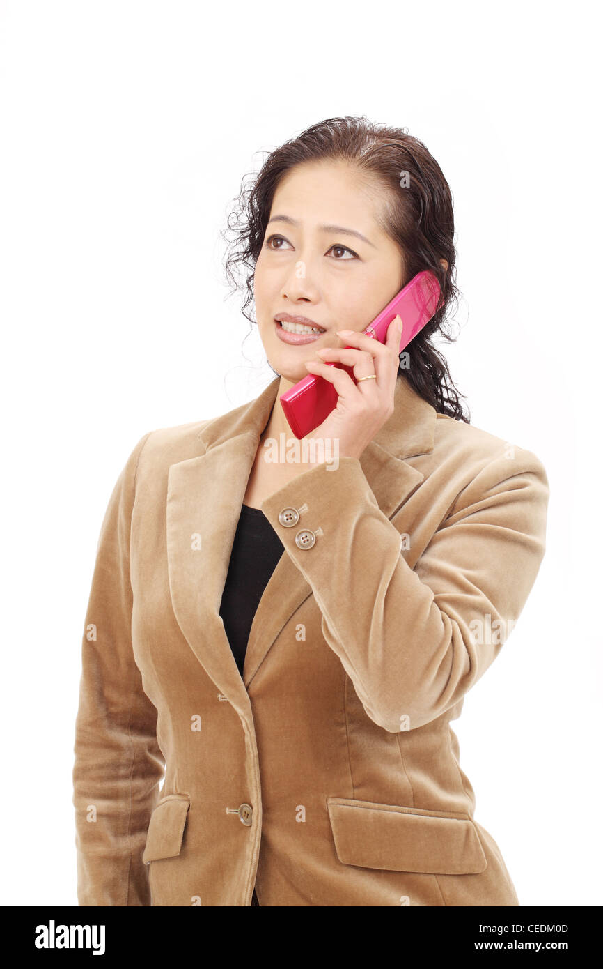 Asian imprenditrice chiamando dal telefono cellulare Foto Stock