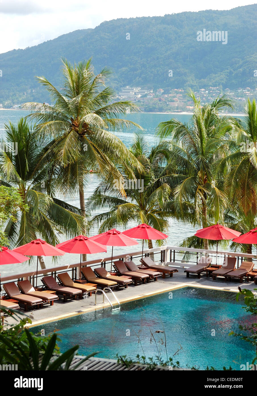 Piscina presso l'hotel di lusso con vista sulla spiaggia di Patong, Phuket, Tailandia Foto Stock