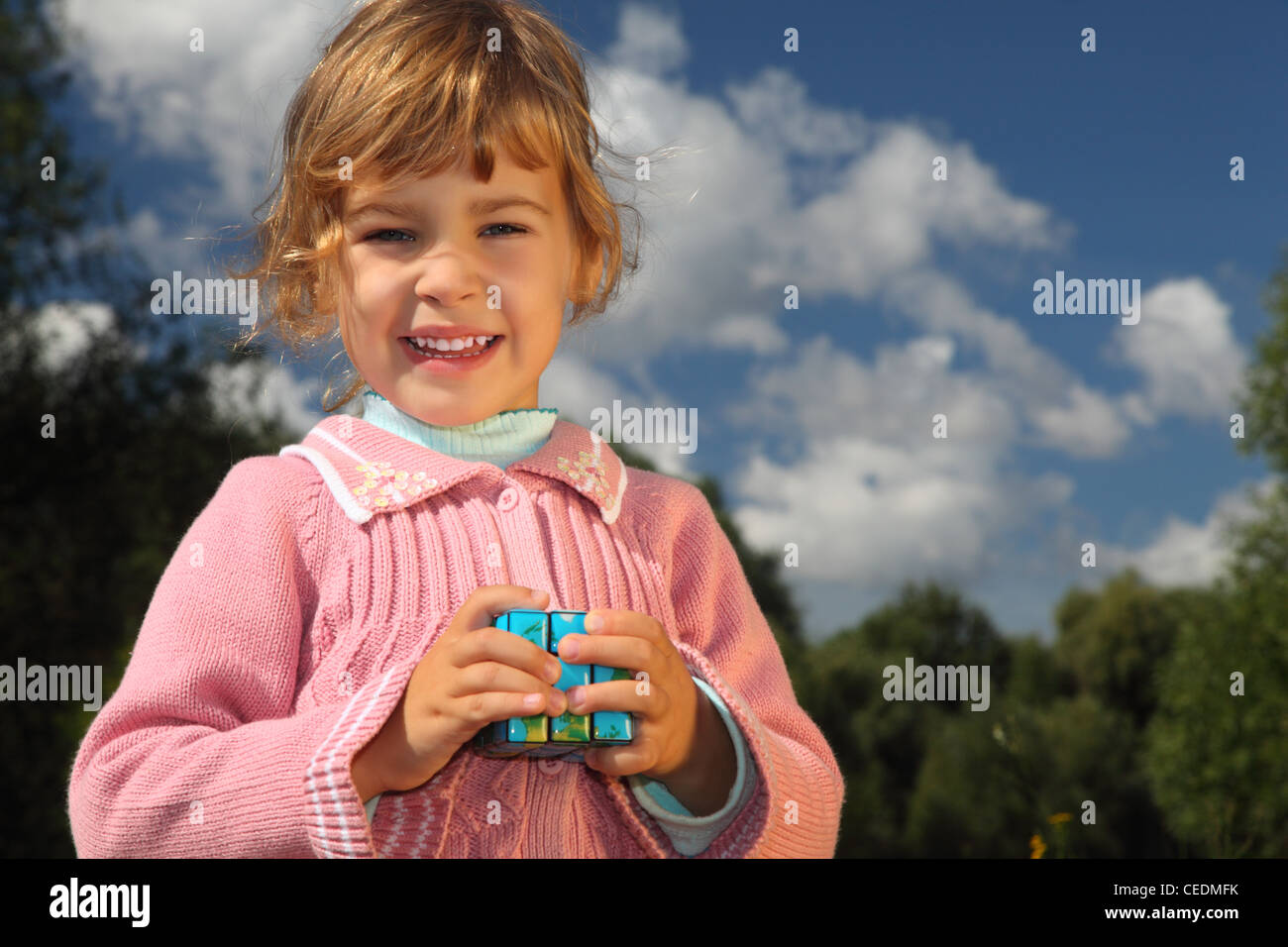 Bambina con terra Magia cubo all'aperto in estate Foto Stock