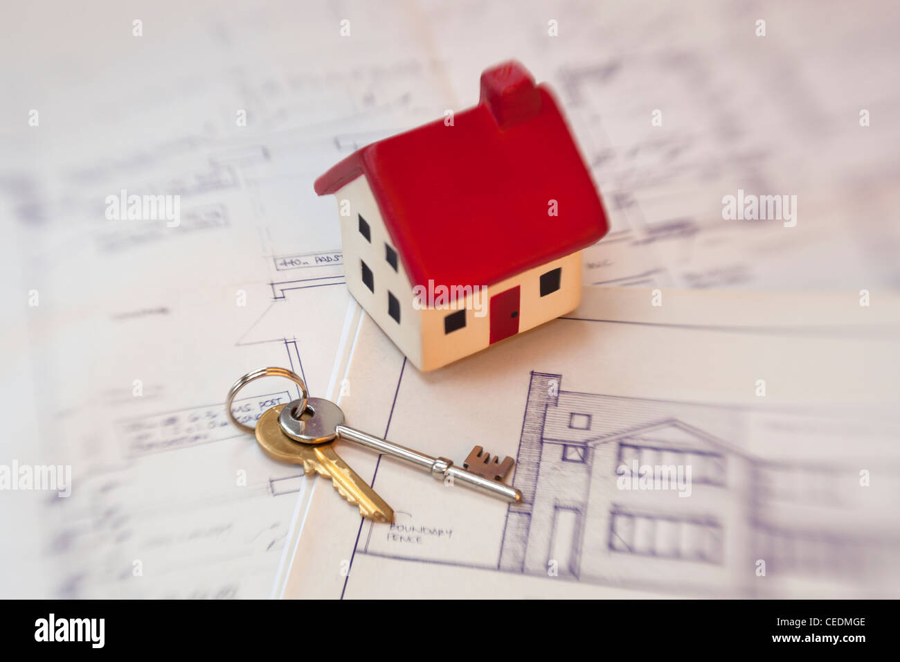 Home con i progetti di un edificio e le chiavi di casa Foto Stock