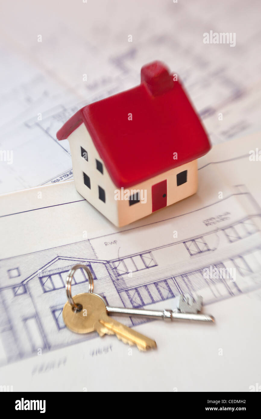 Home con i progetti di un edificio e le chiavi di casa Foto Stock