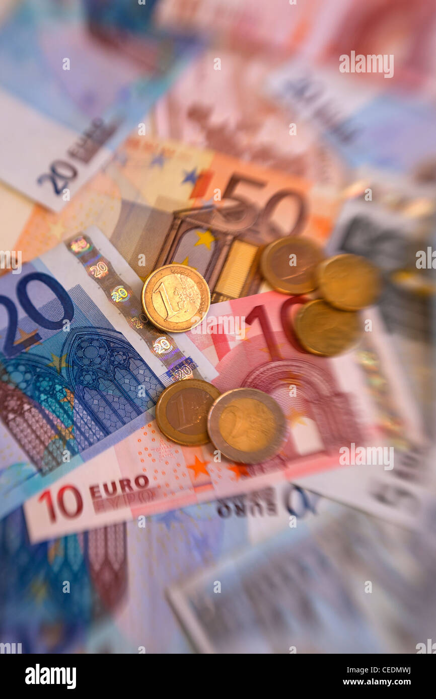 Un mucchio di valuta Euro denaro banconote e monete Foto Stock
