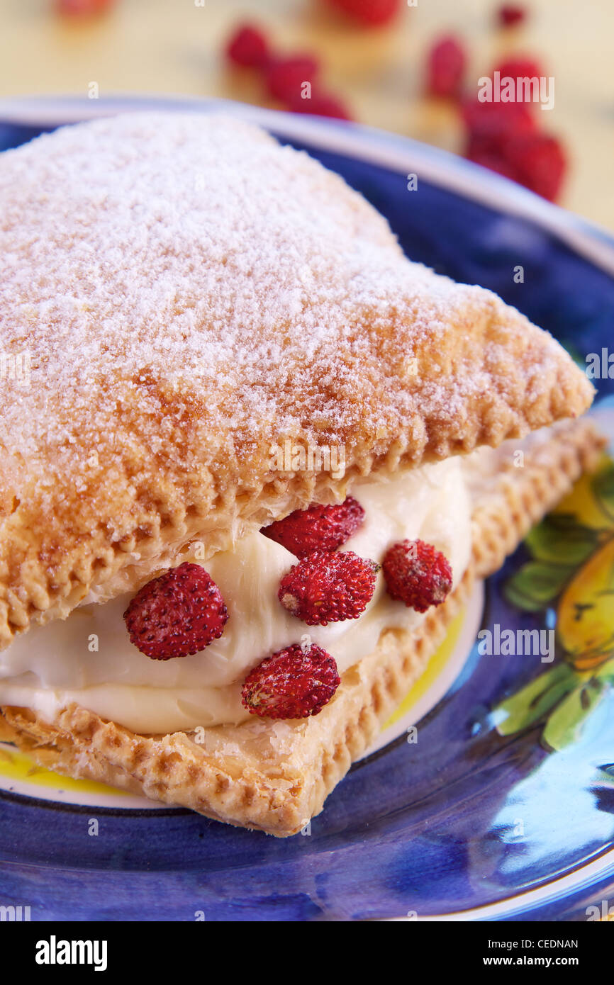 Dolce tradizionale denominato '' Millefoglie con fragole selvatiche da Sorrento a Positano, Costiera Amalfitana, Italia Foto Stock