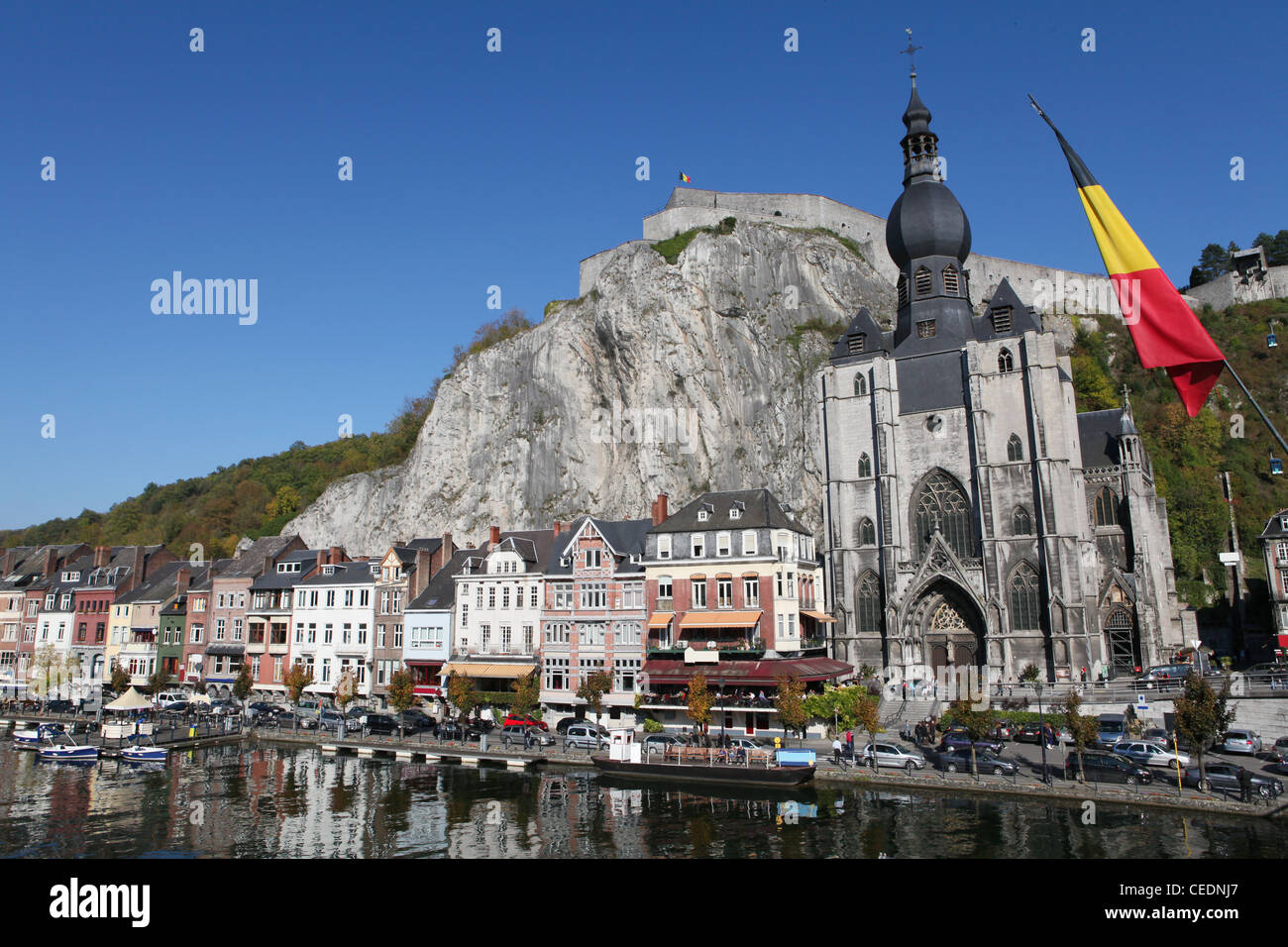 Il centro della città di Dinant con la citadelle e chiesa al fiume Meuse Foto Stock