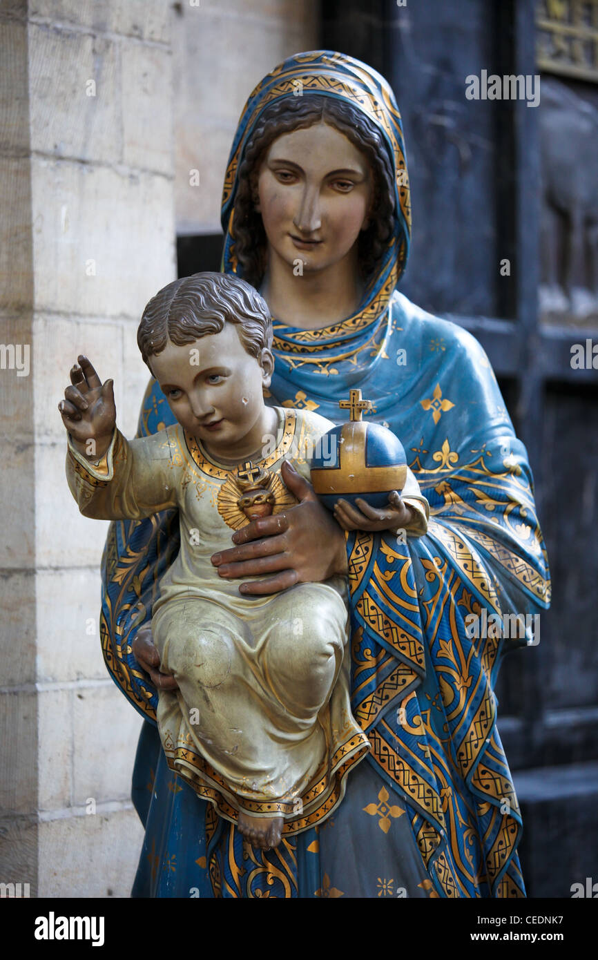 Madre Maria con Gesù Bambino; statua nella Basilica di San Pietro a Leuven, in Belgio. Foto Stock