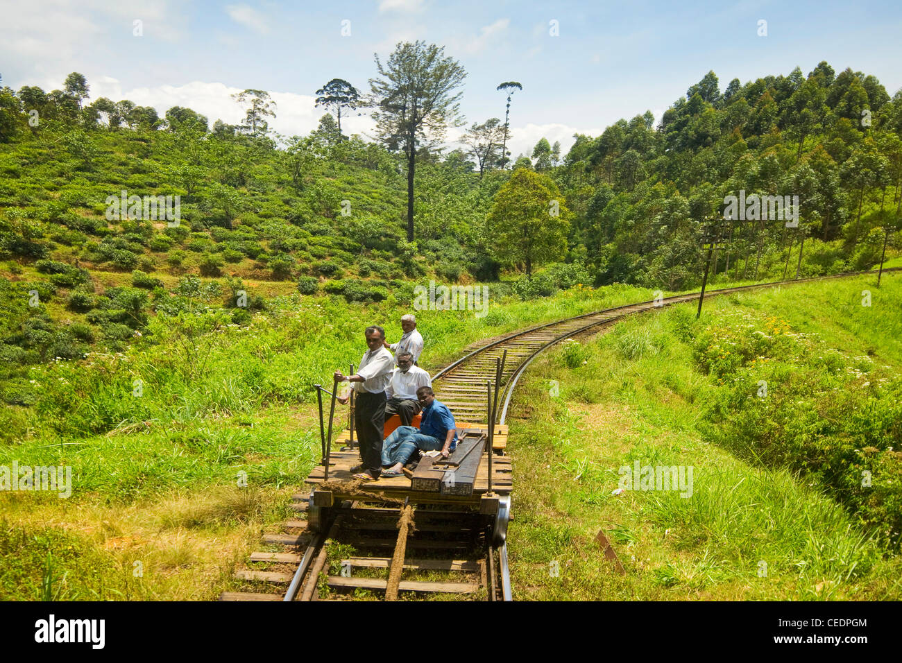 Equipaggio di manutenzione con traversine trainate dietro il treno panoramico attraverso il tè crescente Hill Country, vicino a Nuwara Eliya, Sri Lanka Foto Stock