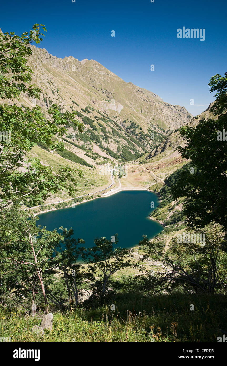 L'Italia, Piemonte, la provincia di Cuneo, Parco Naturale dell'Argentera,  Valle Gesso Lago della rovina, la vista del lago nella valle di montagna  Foto stock - Alamy