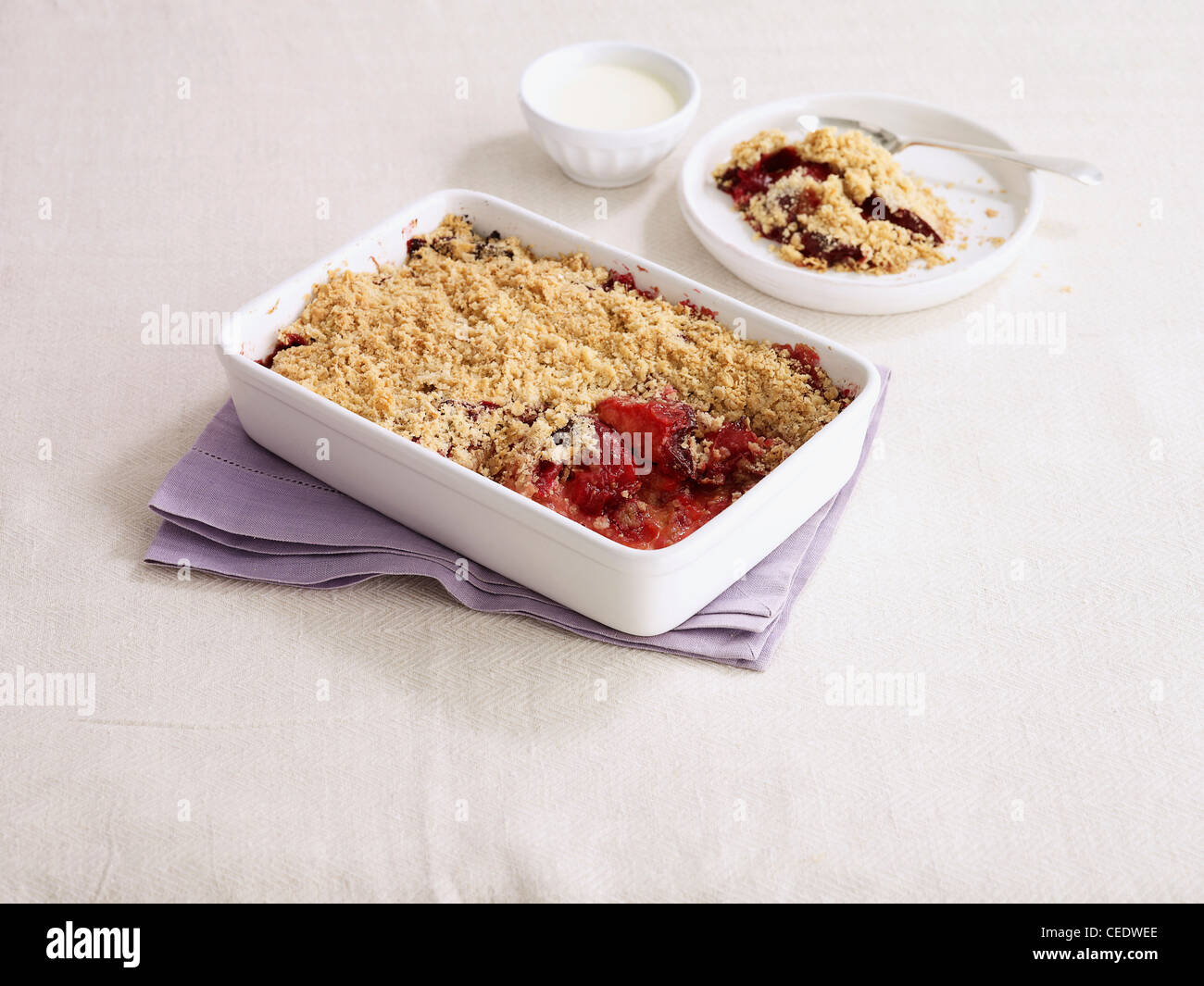 Crumble di prugne Foto Stock