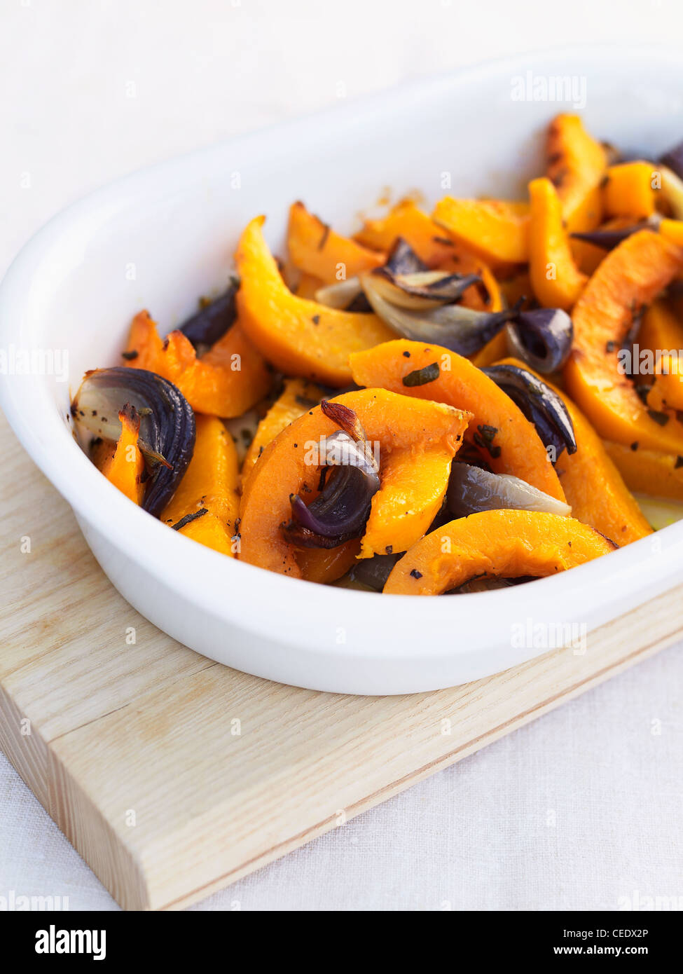 Arrosto di zucca con salvia e cipolla Foto Stock
